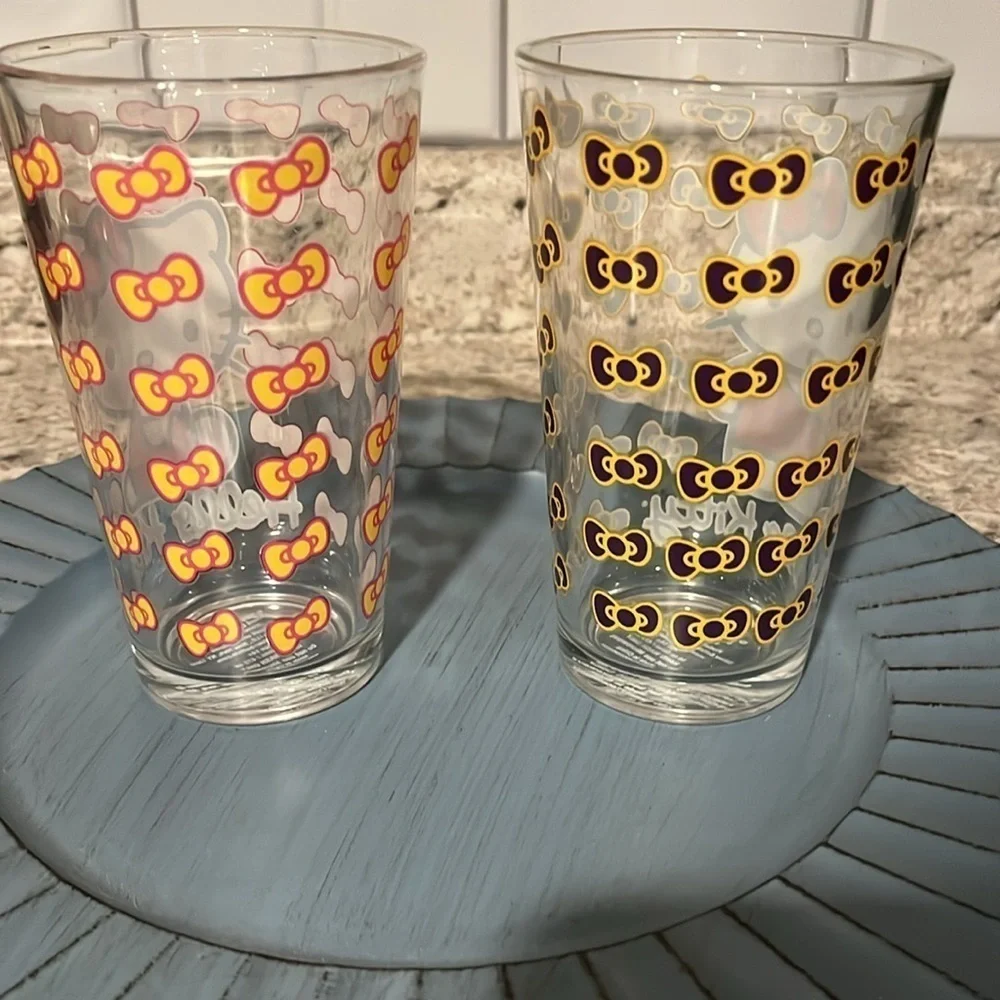 🆕 Hello Kitty Set of two 16 Oz Drinking Glassware Set Bows